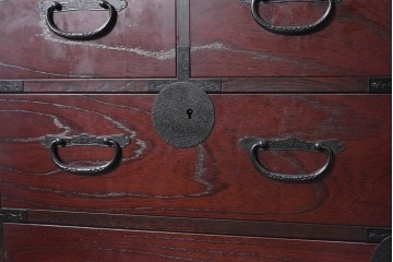 中古　美品　国産　青木産業　江戸シリーズ　欅(ケヤキ)材　重厚な金具使いと力強い杢目が魅力の整理箪笥　(R-091473)