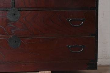 中古　美品　国産　青木産業　江戸シリーズ　欅(ケヤキ)材　重厚な金具使いと力強い杢目が魅力の整理箪笥　(R-091473)