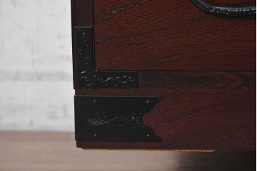 中古　美品　国産　青木産業　江戸シリーズ　欅(ケヤキ)材　重厚な金具使いと力強い杢目が魅力の整理箪笥　(R-091473)