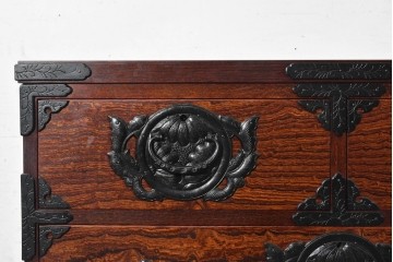 中古　岩谷堂箪笥　「菊幸」　菊文様の金具が重厚感を高める衣装箪笥　(R-091474)