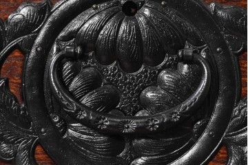中古　岩谷堂箪笥　「菊幸」　菊文様の金具が重厚感を高める衣装箪笥　(R-091474)