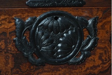 中古　岩谷堂箪笥　「菊幸」　菊文様の金具が重厚感を高める衣装箪笥　(R-091474)