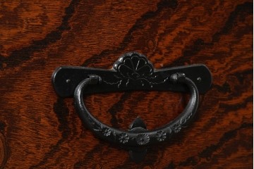 中古　岩谷堂箪笥　「菊幸」　菊文様の金具が重厚感を高める衣装箪笥　(R-091474)