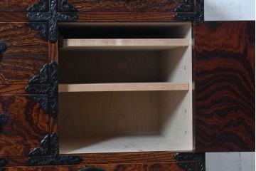 中古　希少デザイン　岩谷堂箪笥　「菊幸」　力強い杢目と左右非対称のデザインが印象的な衣装箪笥　(R-091475)