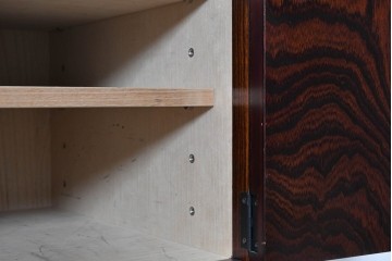 中古　希少デザイン　岩谷堂箪笥　「菊幸」　力強い杢目と左右非対称のデザインが印象的な衣装箪笥　(R-091475)