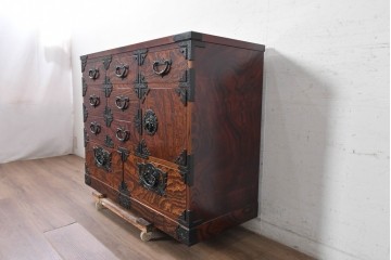 中古　希少デザイン　岩谷堂箪笥　「菊幸」　力強い杢目と左右非対称のデザインが印象的な衣装箪笥　(R-091475)