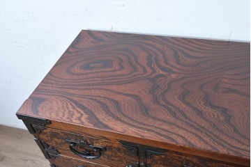 中古　希少デザイン　岩谷堂箪笥　「菊幸」　力強い杢目と左右非対称のデザインが印象的な衣装箪笥　(R-091475)