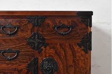 中古　希少デザイン　岩谷堂箪笥　「菊幸」　力強い杢目と左右非対称のデザインが印象的な衣装箪笥　(R-091475)