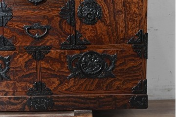 中古　希少デザイン　岩谷堂箪笥　「菊幸」　力強い杢目と左右非対称のデザインが印象的な衣装箪笥　(R-091475)