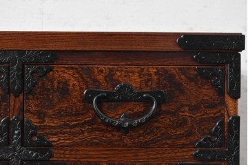 中古　希少デザイン　岩谷堂箪笥　「菊幸」　力強い杢目と左右非対称のデザインが印象的な衣装箪笥　(R-091475)