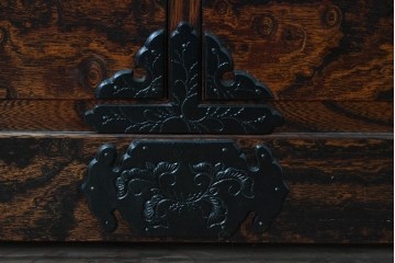 中古　希少デザイン　岩谷堂箪笥　「菊幸」　力強い杢目と左右非対称のデザインが印象的な衣装箪笥　(R-091475)