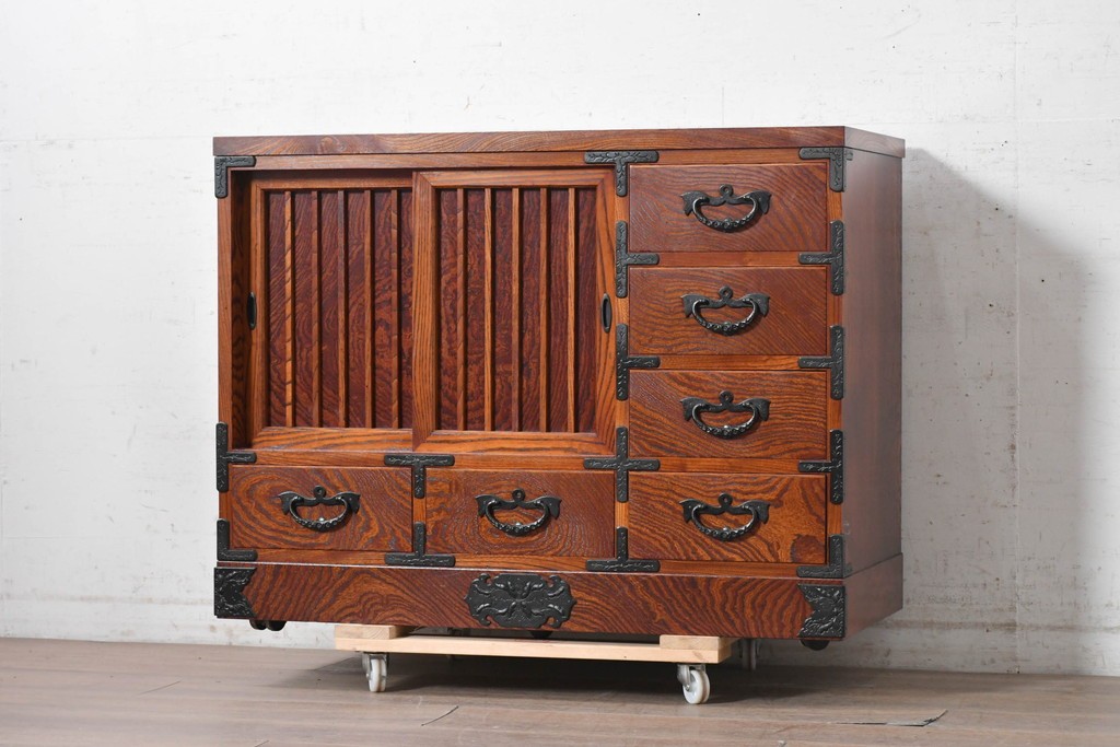 中古　美品　岩谷堂箪笥　縦桟を配した板戸と力強い木目が美しいキャスター付きサイドボード　(R-091476)