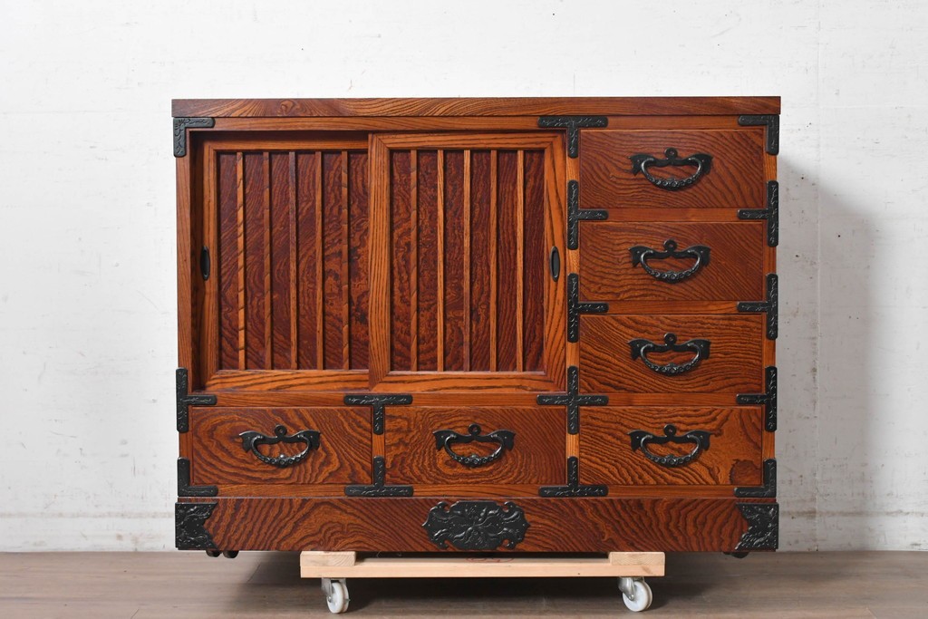 中古　美品　岩谷堂箪笥　縦桟を配した板戸と力強い木目が美しいキャスター付きサイドボード　(R-091476)