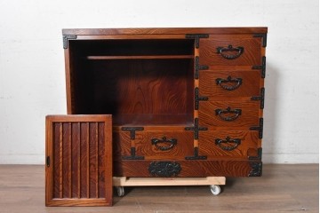 中古　美品　岩谷堂箪笥　縦桟を配した板戸と力強い木目が美しいキャスター付きサイドボード　(R-091476)