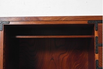 中古　美品　岩谷堂箪笥　縦桟を配した板戸と力強い木目が美しいキャスター付きサイドボード　(R-091476)