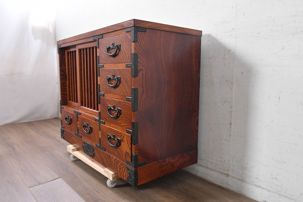 中古　美品　岩谷堂箪笥　縦桟を配した板戸と力強い木目が美しいキャスター付きサイドボード　(R-091476)