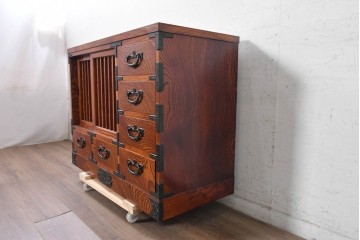 中古　美品　岩谷堂箪笥　縦桟を配した板戸と力強い木目が美しいキャスター付きサイドボード　(R-091476)