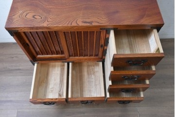 中古　美品　岩谷堂箪笥　縦桟を配した板戸と力強い木目が美しいキャスター付きサイドボード　(R-091476)