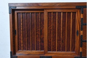 中古　美品　岩谷堂箪笥　縦桟を配した板戸と力強い木目が美しいキャスター付きサイドボード　(R-091476)