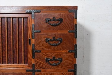 中古　美品　岩谷堂箪笥　縦桟を配した板戸と力強い木目が美しいキャスター付きサイドボード　(R-091476)