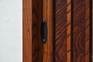 中古　美品　岩谷堂箪笥　縦桟を配した板戸と力強い木目が美しいキャスター付きサイドボード　(R-091476)