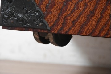 中古　美品　岩谷堂箪笥　縦桟を配した板戸と力強い木目が美しいキャスター付きサイドボード　(R-091476)