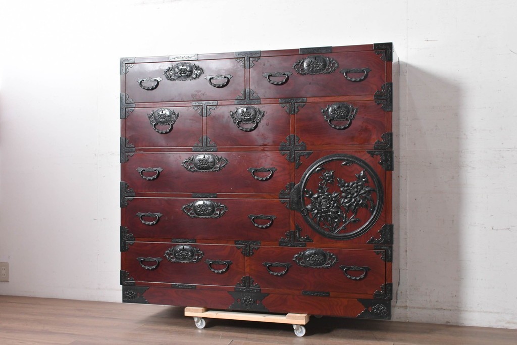 和製ヴィンテージ　美品　仙台箪笥　金具師 八重樫今朝吉作　木地呂塗り　牡丹の大きな手打ち金具が趣深い衣装箪笥　(R-091477)