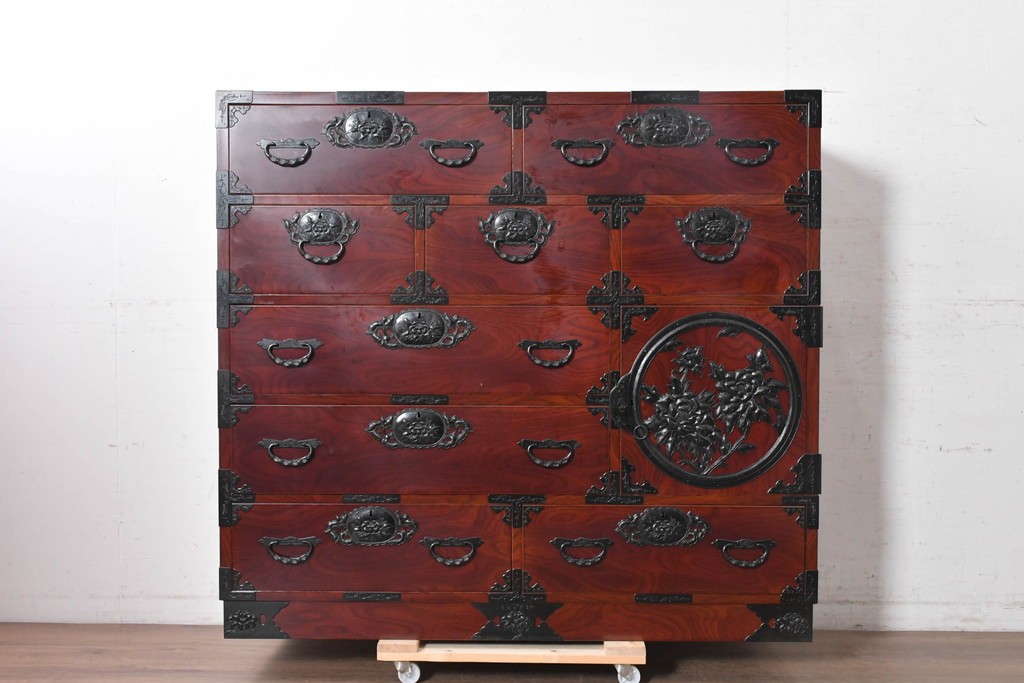 和製ヴィンテージ　美品　仙台箪笥　金具師 八重樫今朝吉作　木地呂塗り　牡丹の大きな手打ち金具が趣深い衣装箪笥　(R-091477)