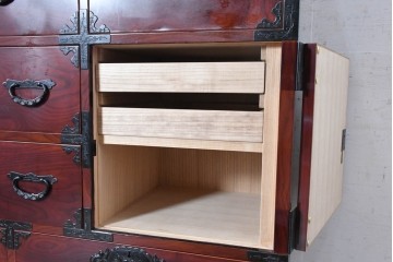 和製ヴィンテージ　美品　仙台箪笥　金具師 八重樫今朝吉作　木地呂塗り　牡丹の大きな手打ち金具が趣深い衣装箪笥　(R-091477)