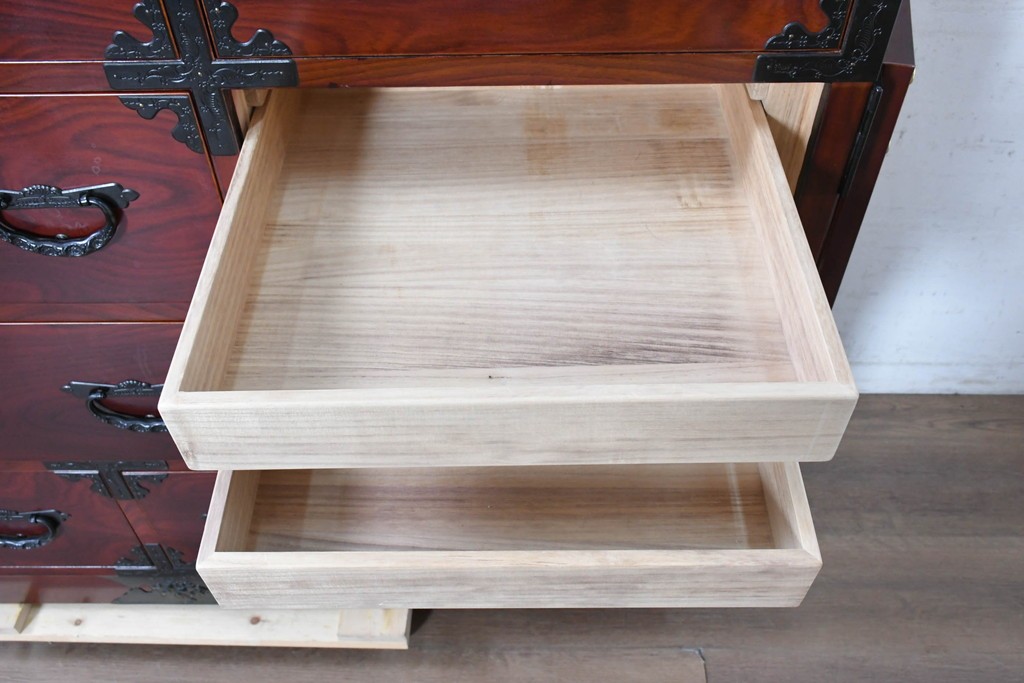 和製ヴィンテージ　美品　仙台箪笥　金具師 八重樫今朝吉作　木地呂塗り　牡丹の大きな手打ち金具が趣深い衣装箪笥　(R-091477)