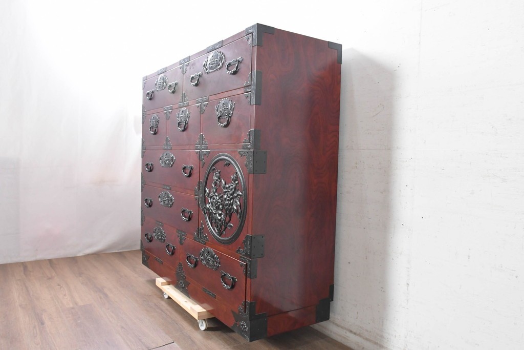 和製ヴィンテージ　美品　仙台箪笥　金具師 八重樫今朝吉作　木地呂塗り　牡丹の大きな手打ち金具が趣深い衣装箪笥　(R-091477)