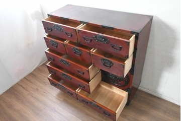 和製ヴィンテージ　美品　仙台箪笥　金具師 八重樫今朝吉作　木地呂塗り　牡丹の大きな手打ち金具が趣深い衣装箪笥　(R-091477)