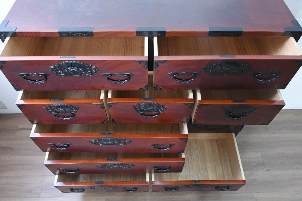 和製ヴィンテージ　美品　仙台箪笥　金具師 八重樫今朝吉作　木地呂塗り　牡丹の大きな手打ち金具が趣深い衣装箪笥　(R-091477)