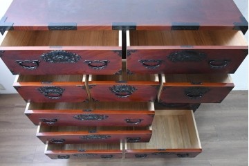 和製ヴィンテージ　美品　仙台箪笥　金具師 八重樫今朝吉作　木地呂塗り　牡丹の大きな手打ち金具が趣深い衣装箪笥　(R-091477)