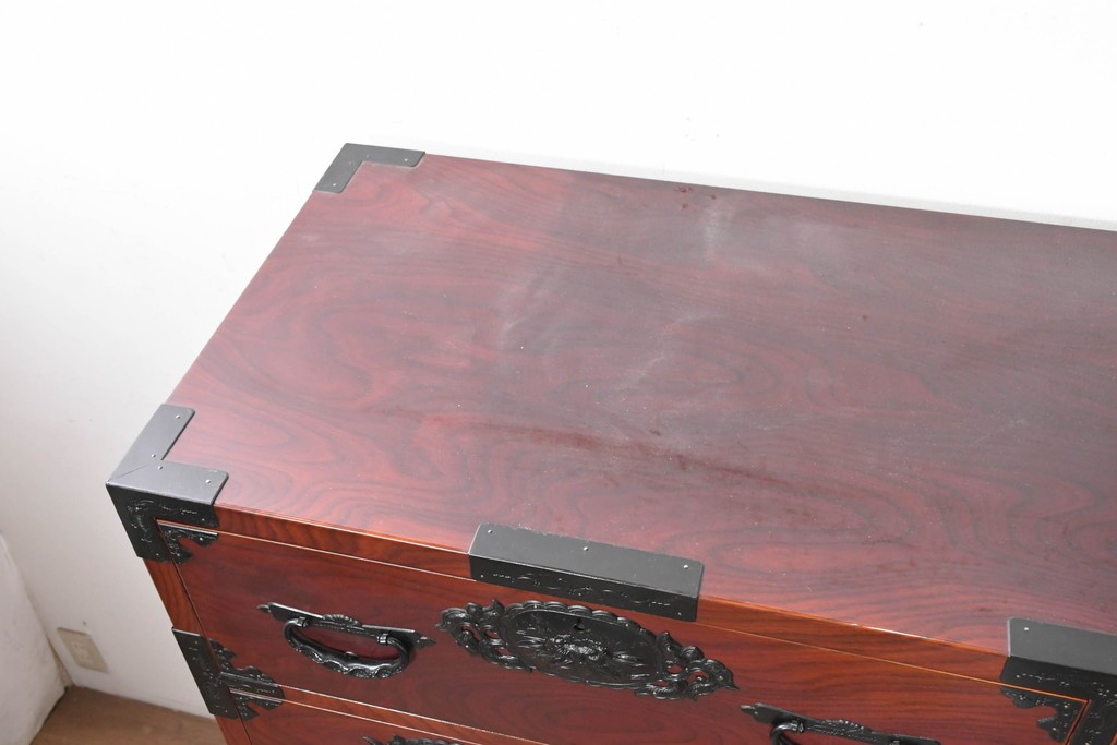 和製ヴィンテージ　美品　仙台箪笥　金具師 八重樫今朝吉作　木地呂塗り　牡丹の大きな手打ち金具が趣深い衣装箪笥　(R-091477)