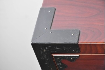和製ヴィンテージ　美品　仙台箪笥　金具師 八重樫今朝吉作　木地呂塗り　牡丹の大きな手打ち金具が趣深い衣装箪笥　(R-091477)