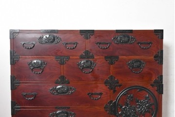 和製ヴィンテージ　美品　仙台箪笥　金具師 八重樫今朝吉作　木地呂塗り　牡丹の大きな手打ち金具が趣深い衣装箪笥　(R-091477)