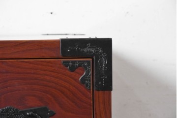 和製ヴィンテージ　美品　仙台箪笥　金具師 八重樫今朝吉作　木地呂塗り　牡丹の大きな手打ち金具が趣深い衣装箪笥　(R-091477)