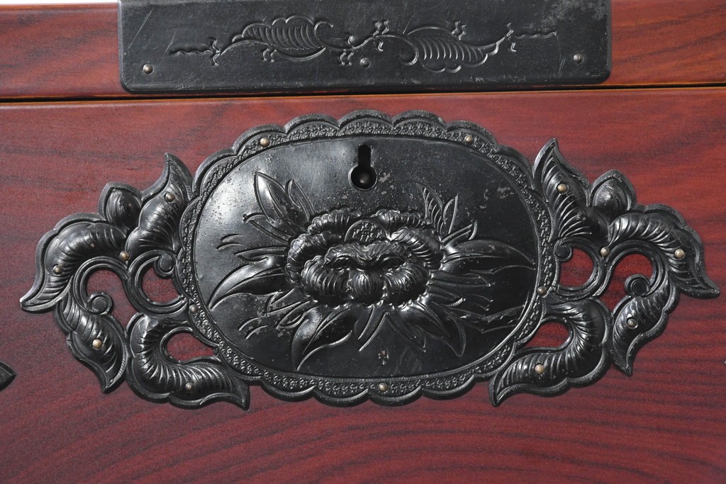 和製ヴィンテージ　美品　仙台箪笥　金具師 八重樫今朝吉作　木地呂塗り　牡丹の大きな手打ち金具が趣深い衣装箪笥　(R-091477)