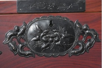 和製ヴィンテージ　美品　仙台箪笥　金具師 八重樫今朝吉作　木地呂塗り　牡丹の大きな手打ち金具が趣深い衣装箪笥　(R-091477)