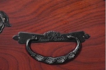 和製ヴィンテージ　美品　仙台箪笥　金具師 八重樫今朝吉作　木地呂塗り　牡丹の大きな手打ち金具が趣深い衣装箪笥　(R-091477)