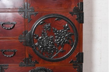 和製ヴィンテージ　美品　仙台箪笥　金具師 八重樫今朝吉作　木地呂塗り　牡丹の大きな手打ち金具が趣深い衣装箪笥　(R-091477)