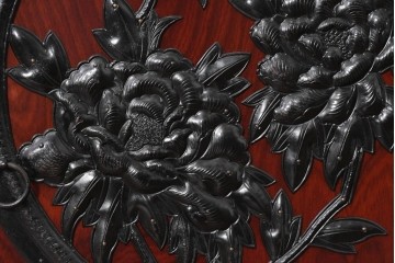 和製ヴィンテージ　美品　仙台箪笥　金具師 八重樫今朝吉作　木地呂塗り　牡丹の大きな手打ち金具が趣深い衣装箪笥　(R-091477)