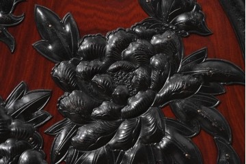 和製ヴィンテージ　美品　仙台箪笥　金具師 八重樫今朝吉作　木地呂塗り　牡丹の大きな手打ち金具が趣深い衣装箪笥　(R-091477)