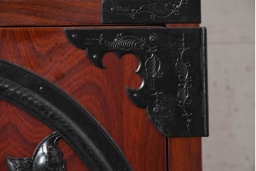 和製ヴィンテージ　美品　仙台箪笥　金具師 八重樫今朝吉作　木地呂塗り　牡丹の大きな手打ち金具が趣深い衣装箪笥　(R-091477)