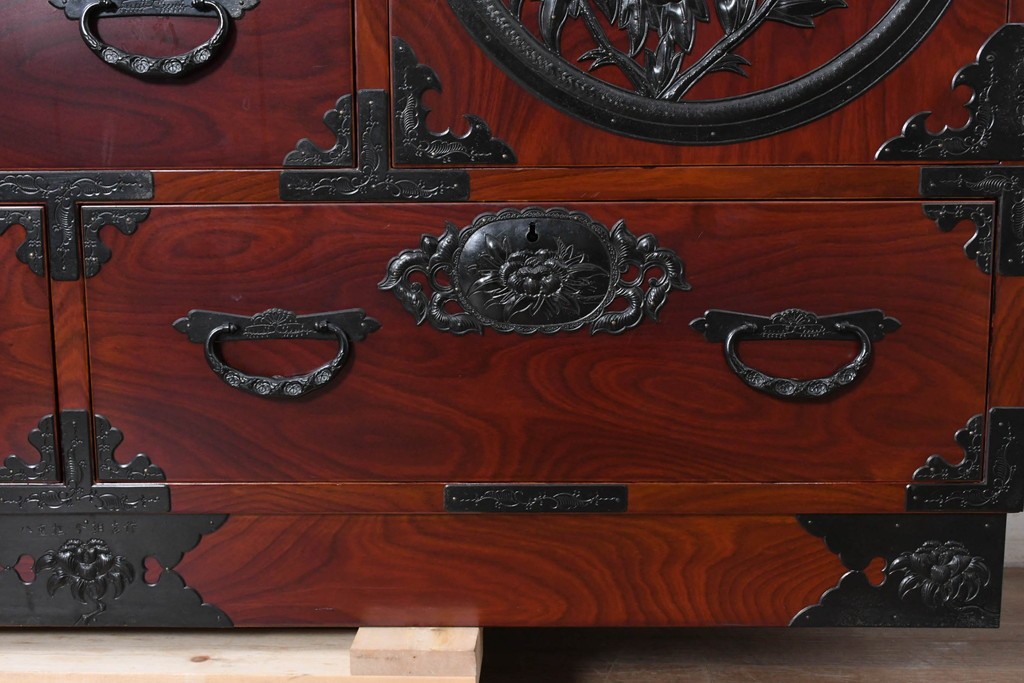 和製ヴィンテージ　美品　仙台箪笥　金具師 八重樫今朝吉作　木地呂塗り　牡丹の大きな手打ち金具が趣深い衣装箪笥　(R-091477)