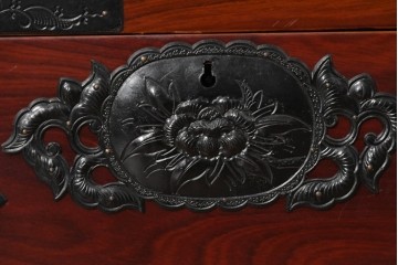 和製ヴィンテージ　美品　仙台箪笥　金具師 八重樫今朝吉作　木地呂塗り　牡丹の大きな手打ち金具が趣深い衣装箪笥　(R-091477)