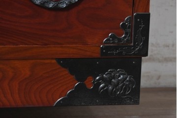 和製ヴィンテージ　美品　仙台箪笥　金具師 八重樫今朝吉作　木地呂塗り　牡丹の大きな手打ち金具が趣深い衣装箪笥　(R-091477)