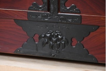 和製ヴィンテージ　美品　仙台箪笥　金具師 八重樫今朝吉作　木地呂塗り　牡丹の大きな手打ち金具が趣深い衣装箪笥　(R-091477)