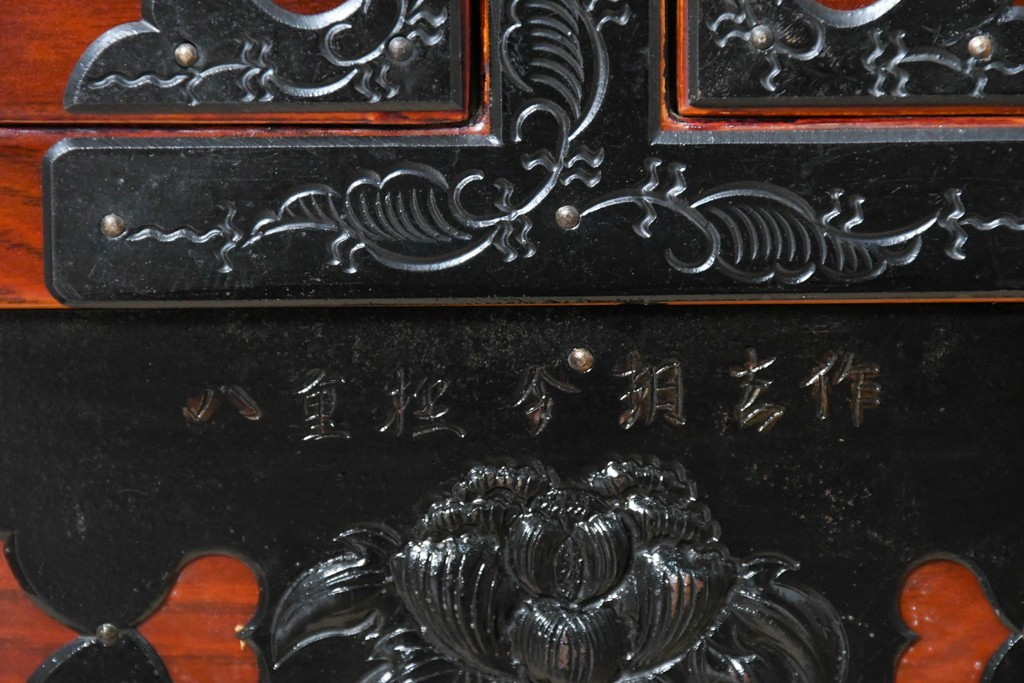 和製ヴィンテージ　美品　仙台箪笥　金具師 八重樫今朝吉作　木地呂塗り　牡丹の大きな手打ち金具が趣深い衣装箪笥　(R-091477)